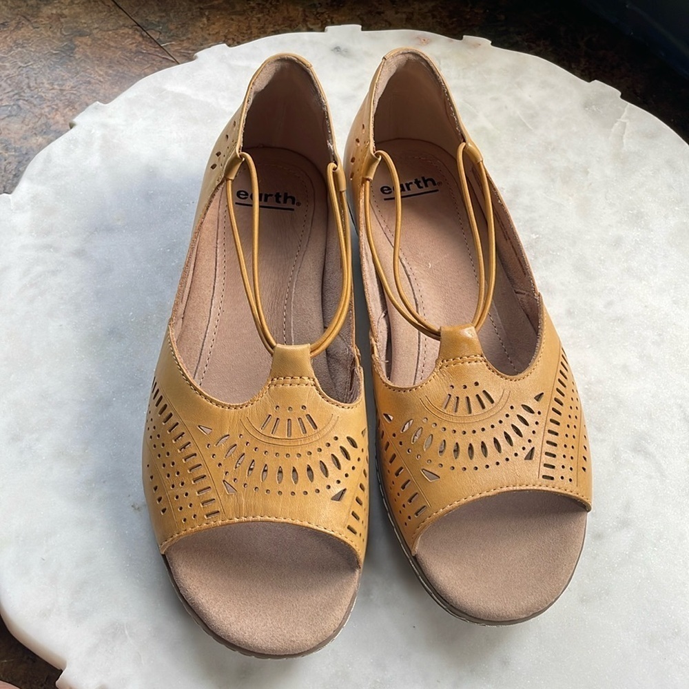 Earth Camellia Nauset Slip On Sandals Size 9